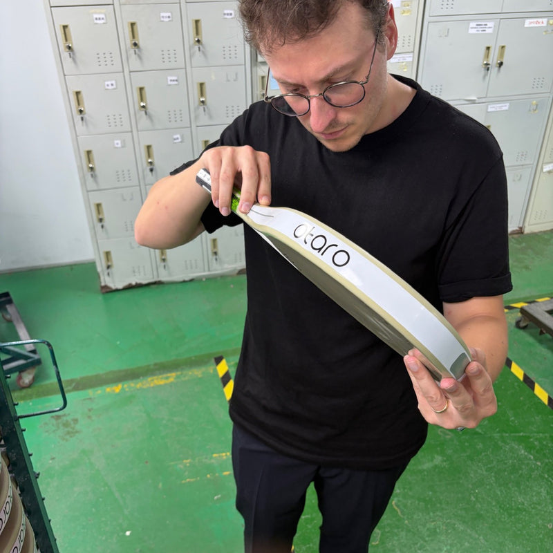OTARO-Gründer prüft das Profil eines Padelschlägers PULSE in der Produktion von Hand